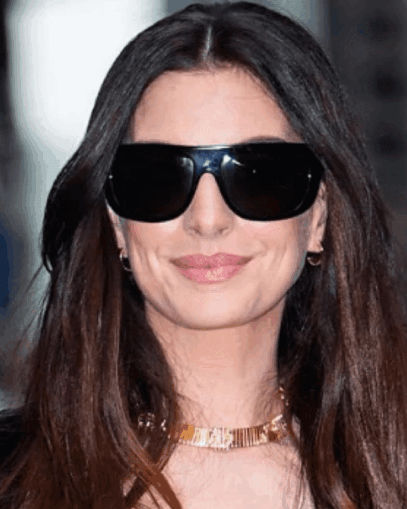 Anne Hathaway nosi Oliver Peoples naočare Anne Hathaway nosi Oliver Peoples naočare