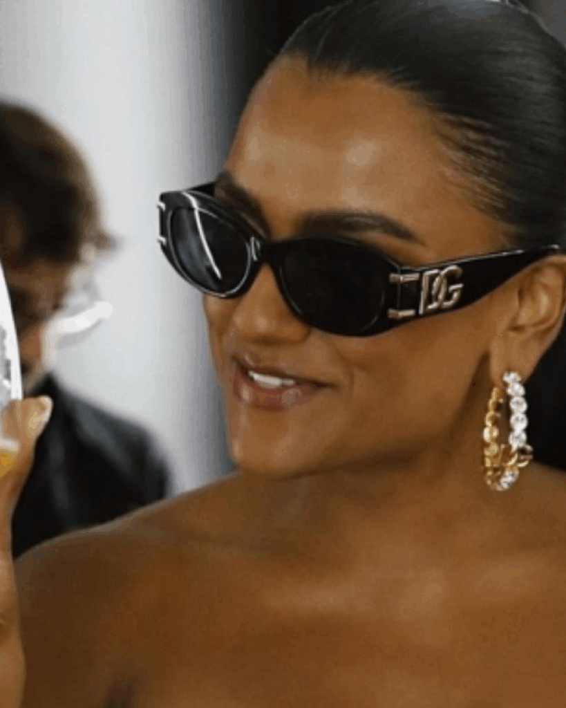 Simone Ashley nosi Dolce & Gabbana naočare Simone Ashley nosi Dolce & Gabbana naočare